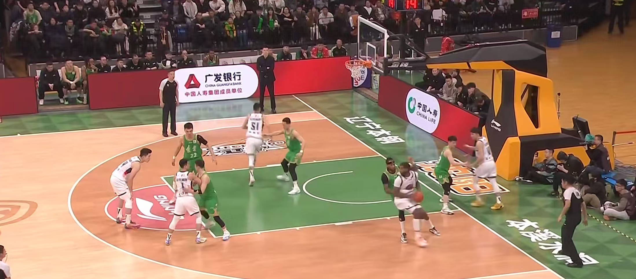 五星体育官网-故地重游不留情!高诗岩末节12分,高速男篮84:79击败辽宁